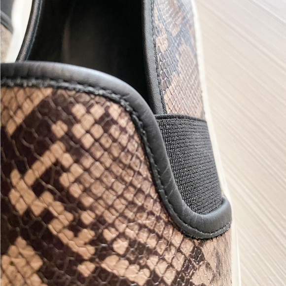 $225‼️VINCE. Blair Animal Snake Print Leather Slip On Sneakers Shoes Brown Comfy - Picture 5 of 8